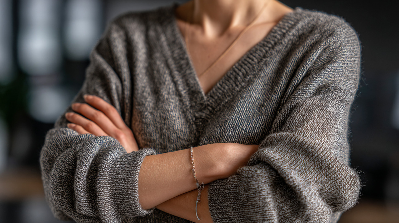 Quando uma pessoa cruza os braços, costuma-se interpretar o gesto como sinal de proteção ou criação de uma barreira física