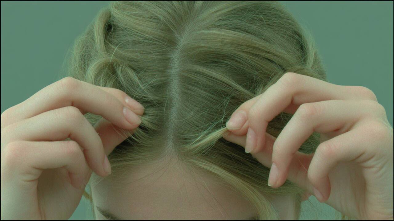 O movimento de enrolar ou tocar nos cabelos pode servir como uma válvula de escape em situações de tensão ou desconforto