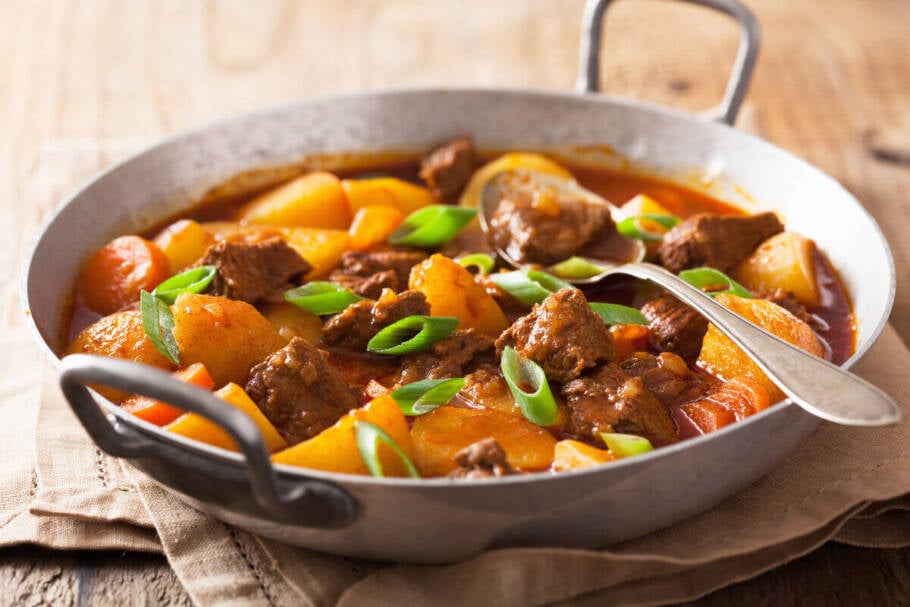Carne de panela com batata e cenoura (Imagem: Olga Miltsova | Shutterstock)