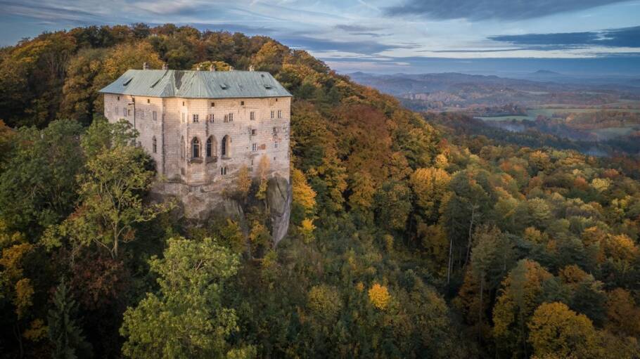 No castelo, visitantes relatam sensações de presenças invisíveis, mudanças bruscas de temperatura e até sons inexplicáveis