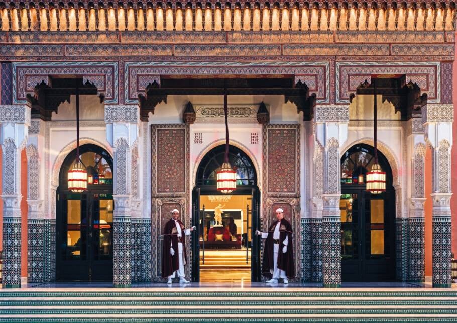 A suntuosa entrada do Hotel La Mamounia, ícone da hotelaria de luxo de Marrakech, no Marrocos