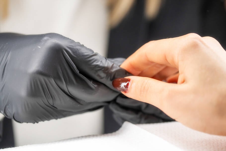 Substâncias presentes no esmalte em gel são classificadas como tóxicas e cancerígenas