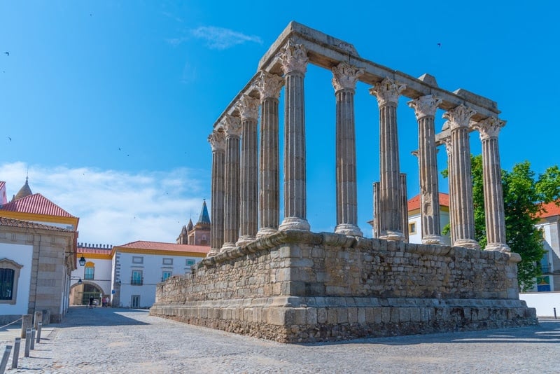 O Templo Romano de Évora é um dos mais grandiosos e mais bem preservados templos romanos de toda a Península Ibérica