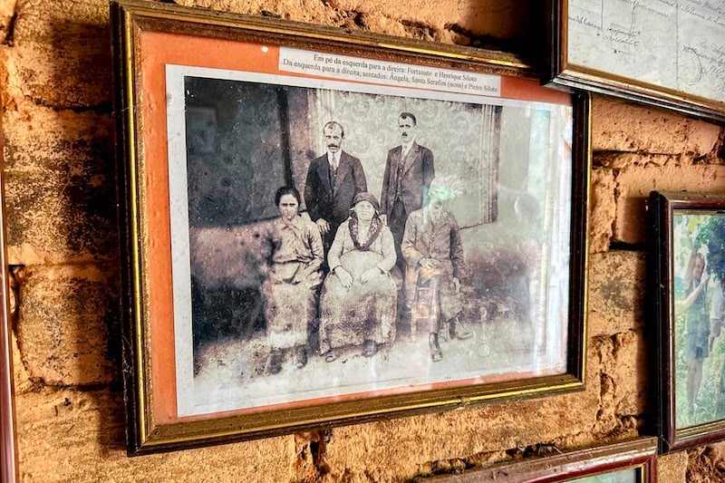 Retrato da família Silotto no pequeno museu da adega