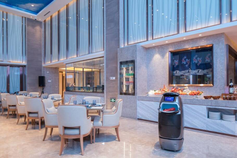 No Flyzoo Hotel, em Hangzhou, na China, robô leva pedido aos hóspedes no quarto