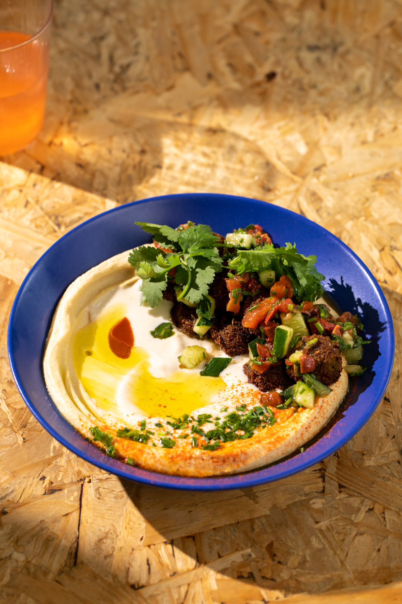 Hommus Falafel (R$41), com bolinhos crocantes, tahine e salada