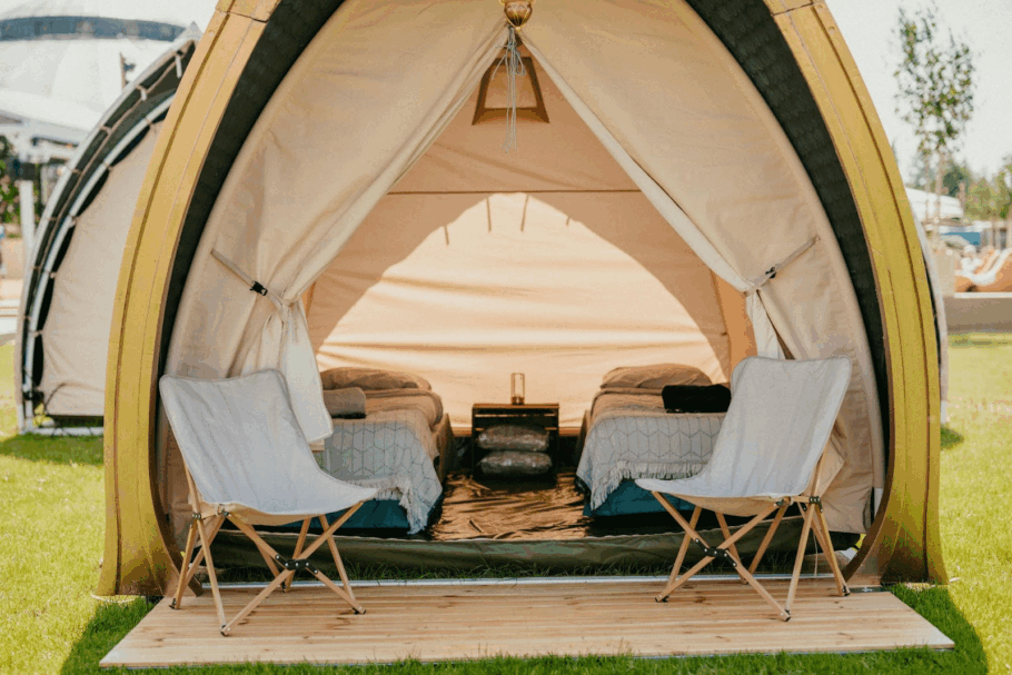 Algumas barracas traz o conceito de glamping (camping com conforto)