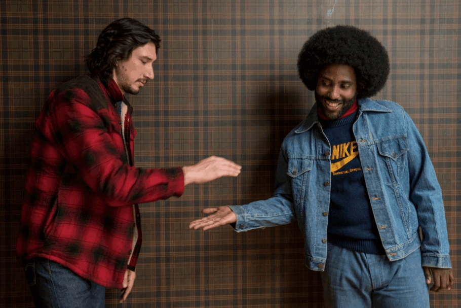 “Infiltrado na Klan” conta a história real de um policial negro que se infiltrou na Ku Klux Klan nos anos 70 (Imagem: Reprodução digital | Universal Pictures)