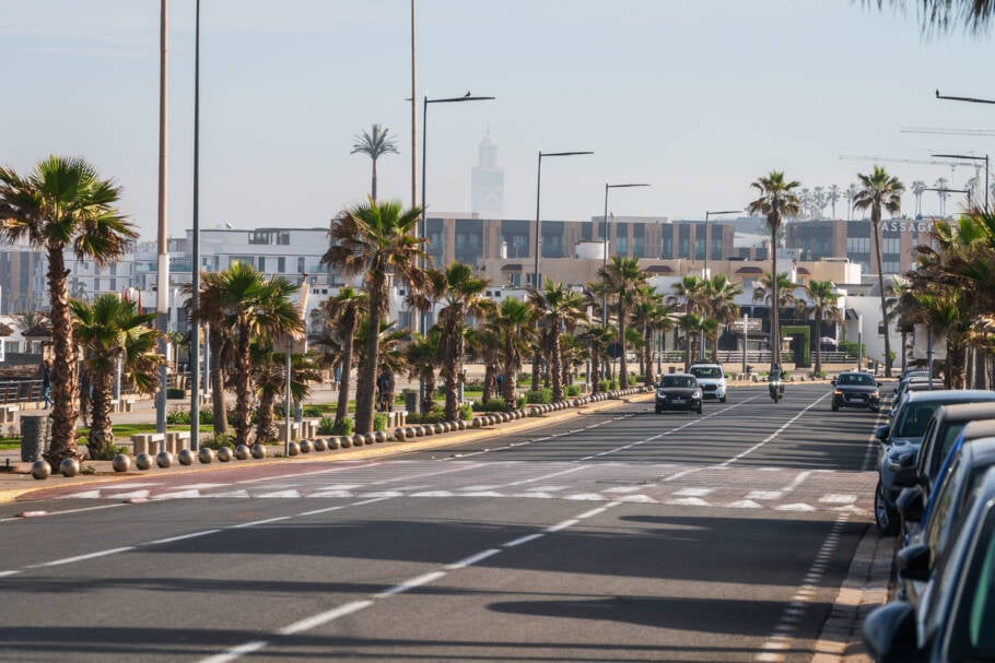 La Corniche, região conhecida pelos diversos clubes de praia luxuosos situados de frente para o Oceano Atlântico