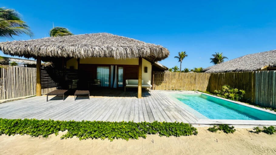 Bangalôs com piscina de frente para praia em Fortim; veja mais fotos