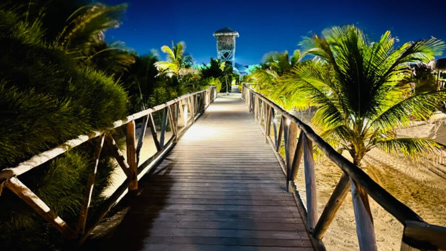 Pontes suspensas do hotel levam ao restaurante Tucana Blu; veja mais fotos