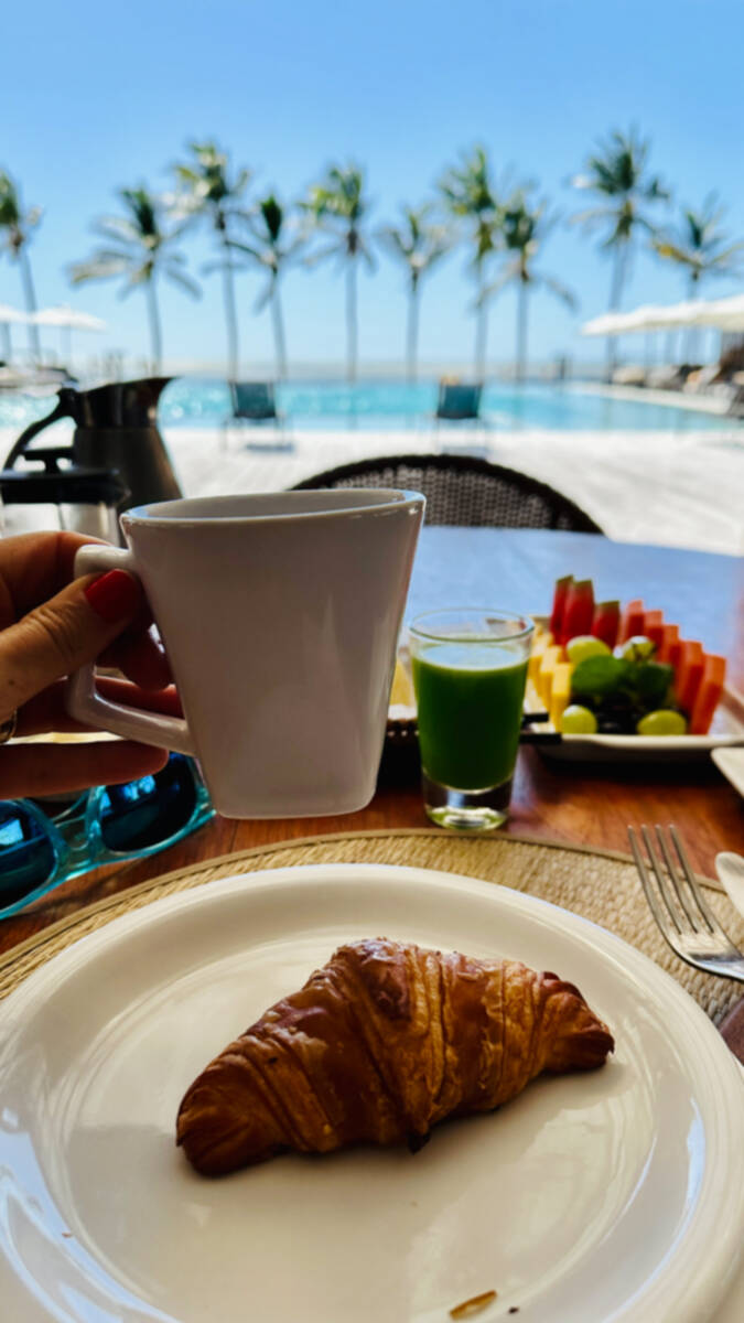 Café da manhã de frente para a piscina