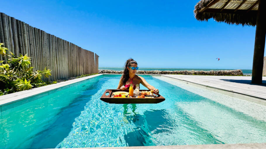 Café flutuante na piscina privativa do bangalô é uma das experiências do Jaguaríndia Village; veja mais fotos