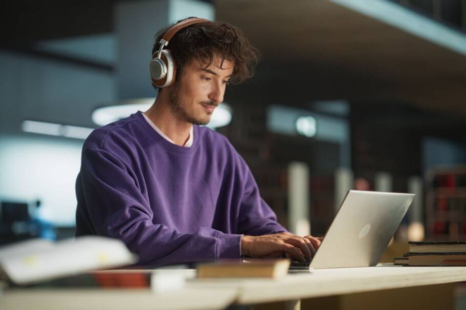 Estudar as redações nota 1000 das provas anteriores é uma maneira eficaz de praticar a análise crítica (Imagem: Gorodenkoff | Shutterstock)