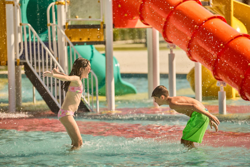Piscinas com águas termais do Jurema Águas Quentes fazem a alegria das crianças