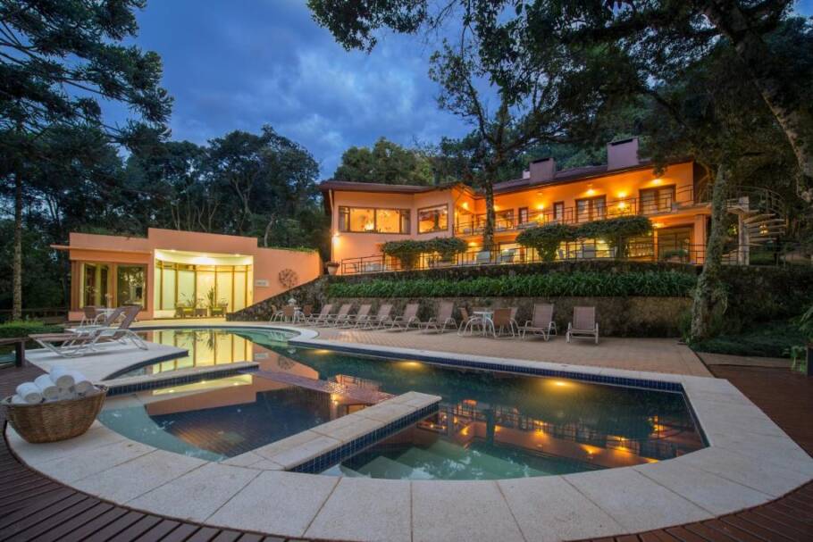 A bela piscina do Kuriuwa Hotel