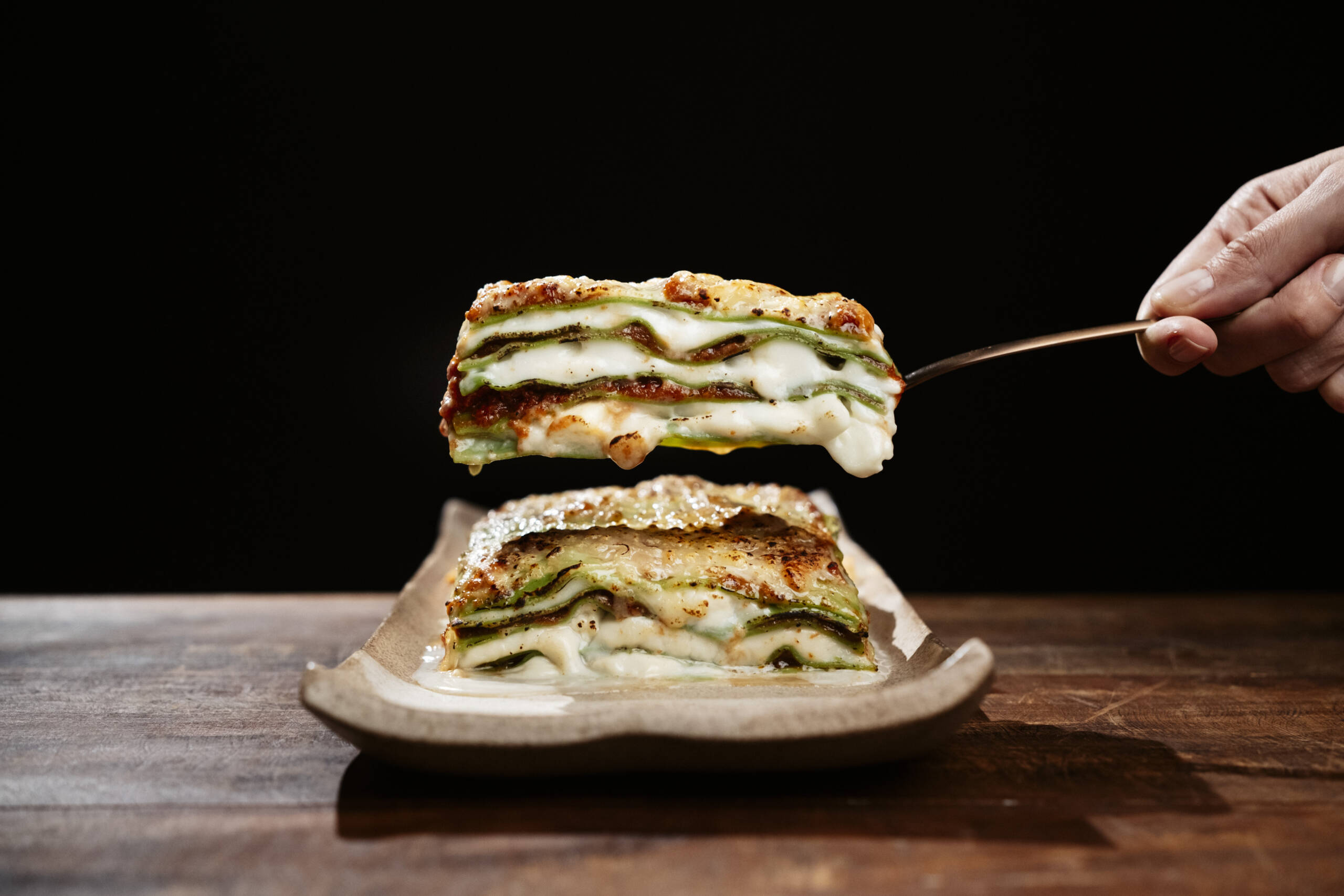 Lasanha Veggie (R$112/kg) – massa fresca de espinafre, muçarela de búfala, burrata, ricota de búfala, molho bechamel e tomate rústico