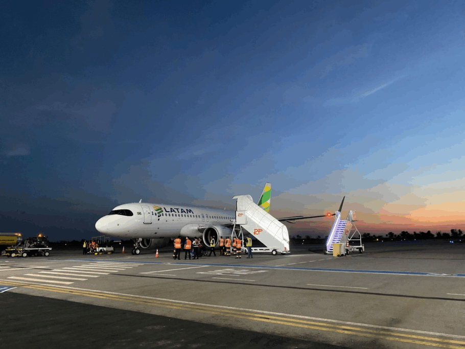 Aeronave da Latam após o pouso do voo inaugural São Paulo-Bonito