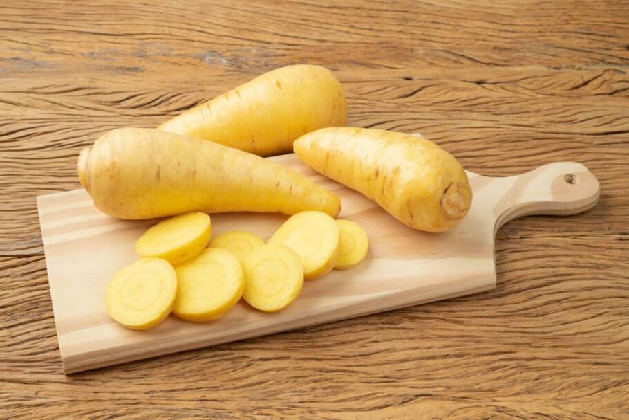 A mandioquinha é fonte de minerais essenciais para a saúde dos ossos e dentes (Imagem: Odu Mazza | Shutterstock)
