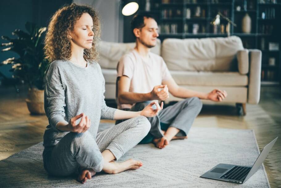A meditação a dois pode fortalecer a intimidade, bem como promover relaxamento e atenção plena (Imagem: Mariia Korneeva | Shutterstock)