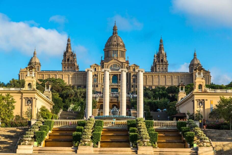 O Museu Nacional d’Art de Catalunya (MNAC) abriga uma coleção impressionante de arte românica, gótica e renascentista (Imagem: Sergii Figurnyi | Shutterstock)