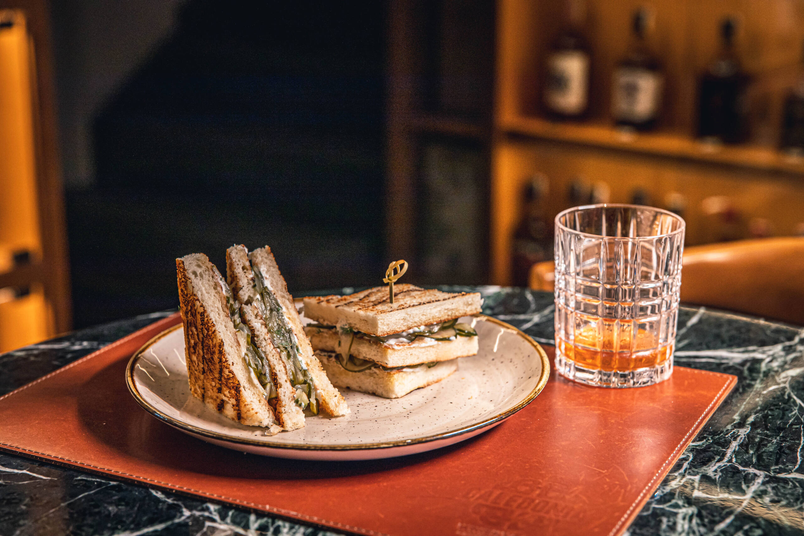 Ness (R$33), é um sanduíche de picles de pepino, com dill fresco picado e coalhada de ovelha