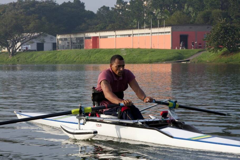 Paratleta do remo na Raia Olímpica