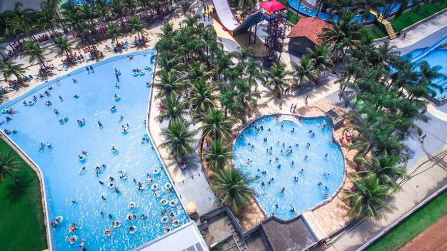 Vista da piscina de ondas do Castelo Park Aquático