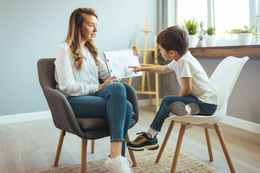 O acompanhamento profissional é essencial para crianças vítimas do bullying (Imagem: Dragana Gordic | Shutterstock)