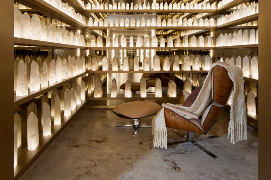 Um dos destaque da Asaya Spa é a Sala de Cristal, um ambiente silencioso que abriga 400 cristais de quartzo branco