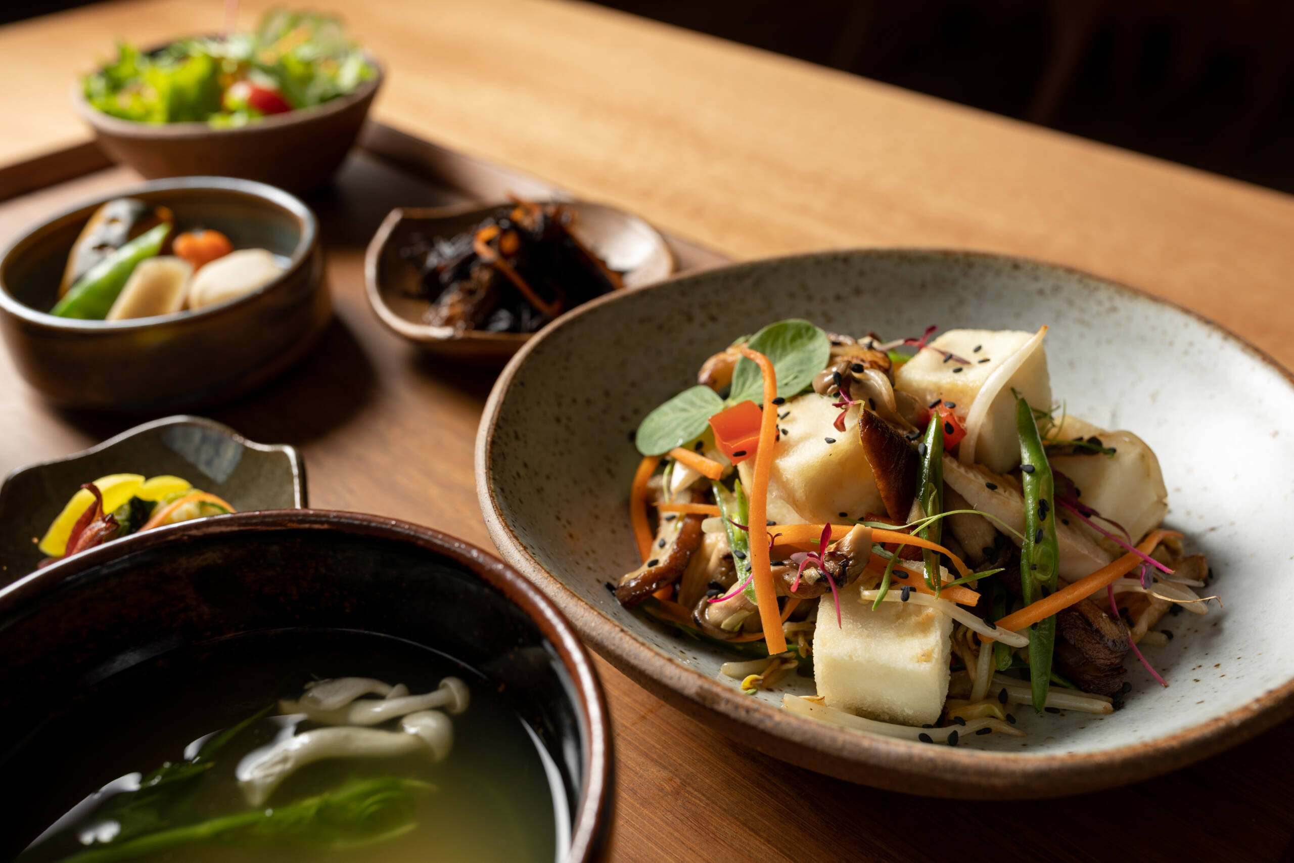 Setto Vegetariano (R$65) traz tofu grelhado com cogumelos e acompanhamentos típicos como gohan, missoshiru, salada, tsukemono e kobachis