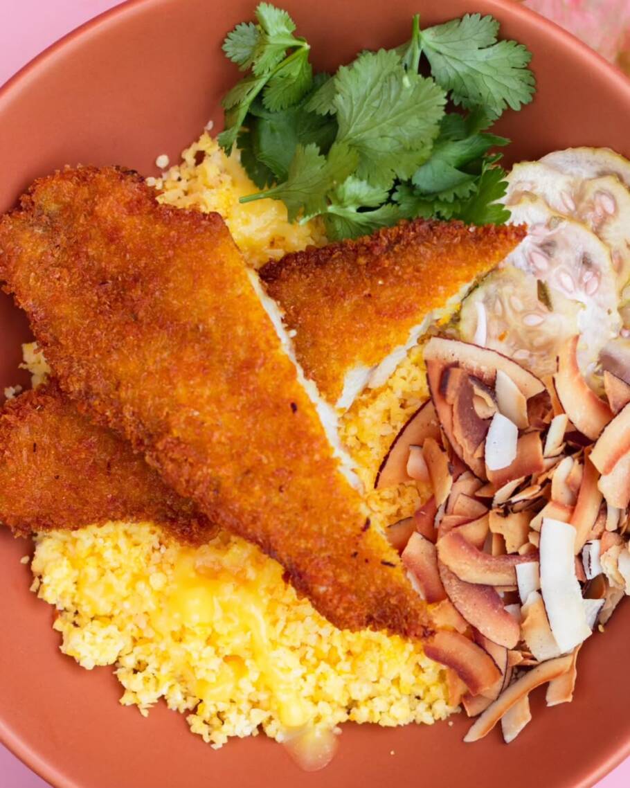 A pescada frita com cuscuz, coentro, picles de maxixe e coco do Cuscuz da Irina
