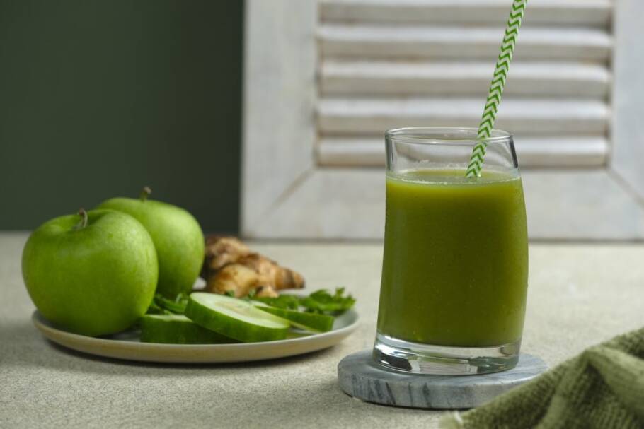Suco de pepino com maçã-verde e gengibre (Imagem: Rezmita Anggriani | Shutterstock)