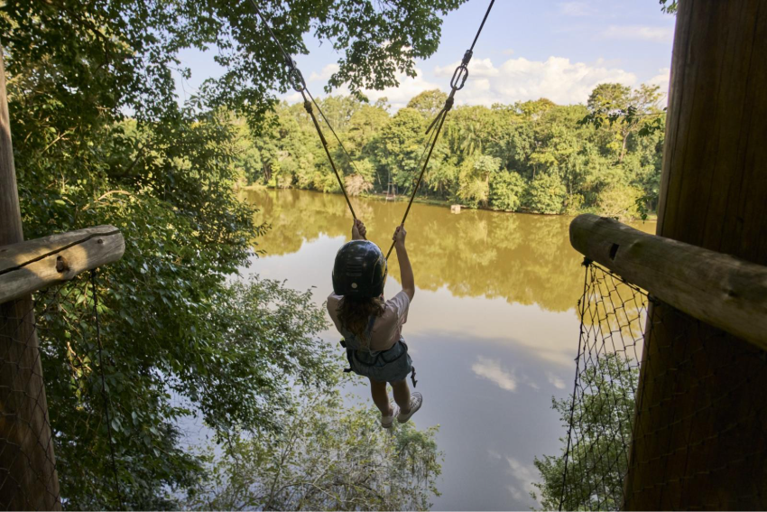 Tirolesa de 10 metros de altura sobre lago é atração em Jurema Águas Quentes, no Paraná
