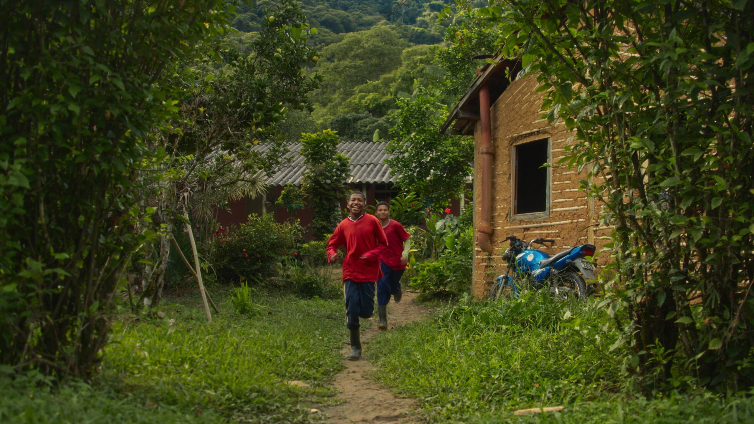 Dividida em quatro episódios, a produção percorre as cinco regiões do país e mergulha em histórias reais que revelam como diferentes gerações enfrentam os impactos da desigualdade social.