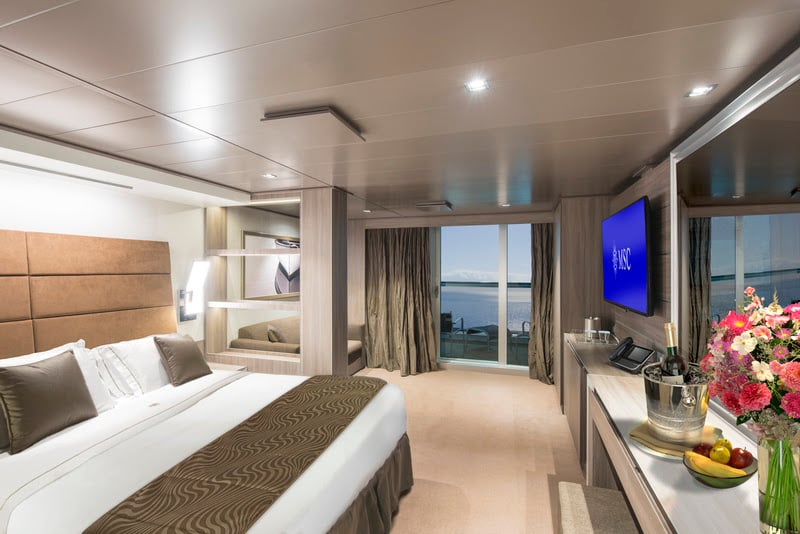 Interior de uma das cabines MSC Yacht Club DeLuxe Suite, do MSC Seaview