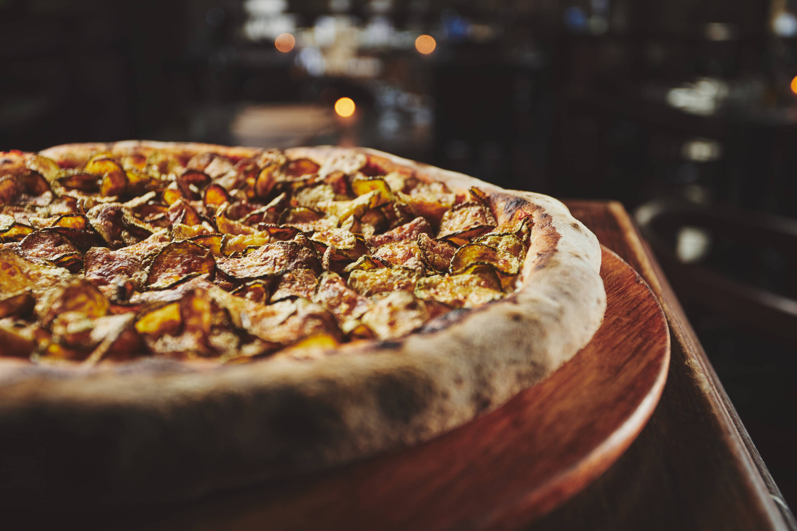 Uma boa pedida para dividir em grupo é a Zucchini (R$82 a R$126) com chips de abobrinha, alho e creme de ricota