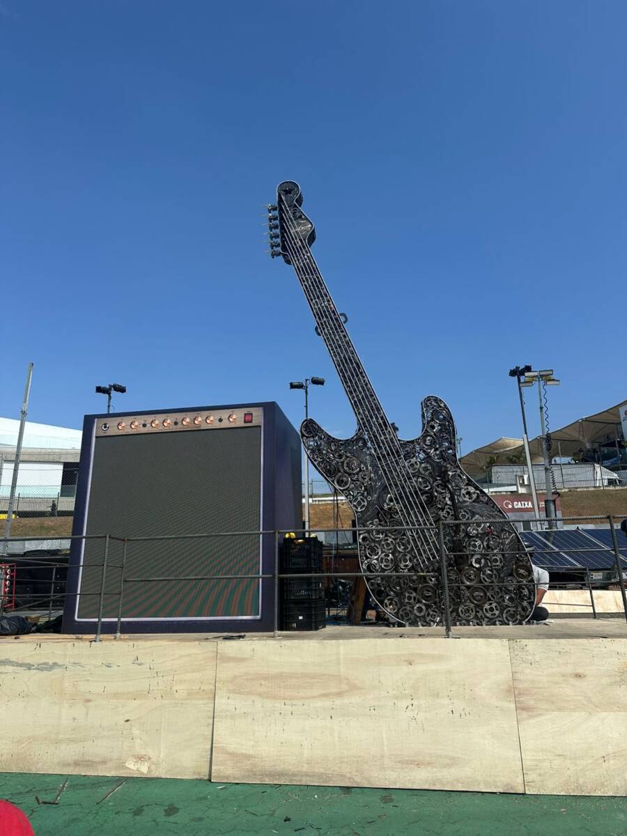 Escultura em formato de guitarra feita de sucata tem 6 metros de altura