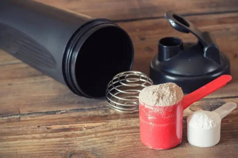 O whey protein é um suplemento que contribui para a manutenção e crescimento muscular (Imagem: Lecic | Shutterstock)