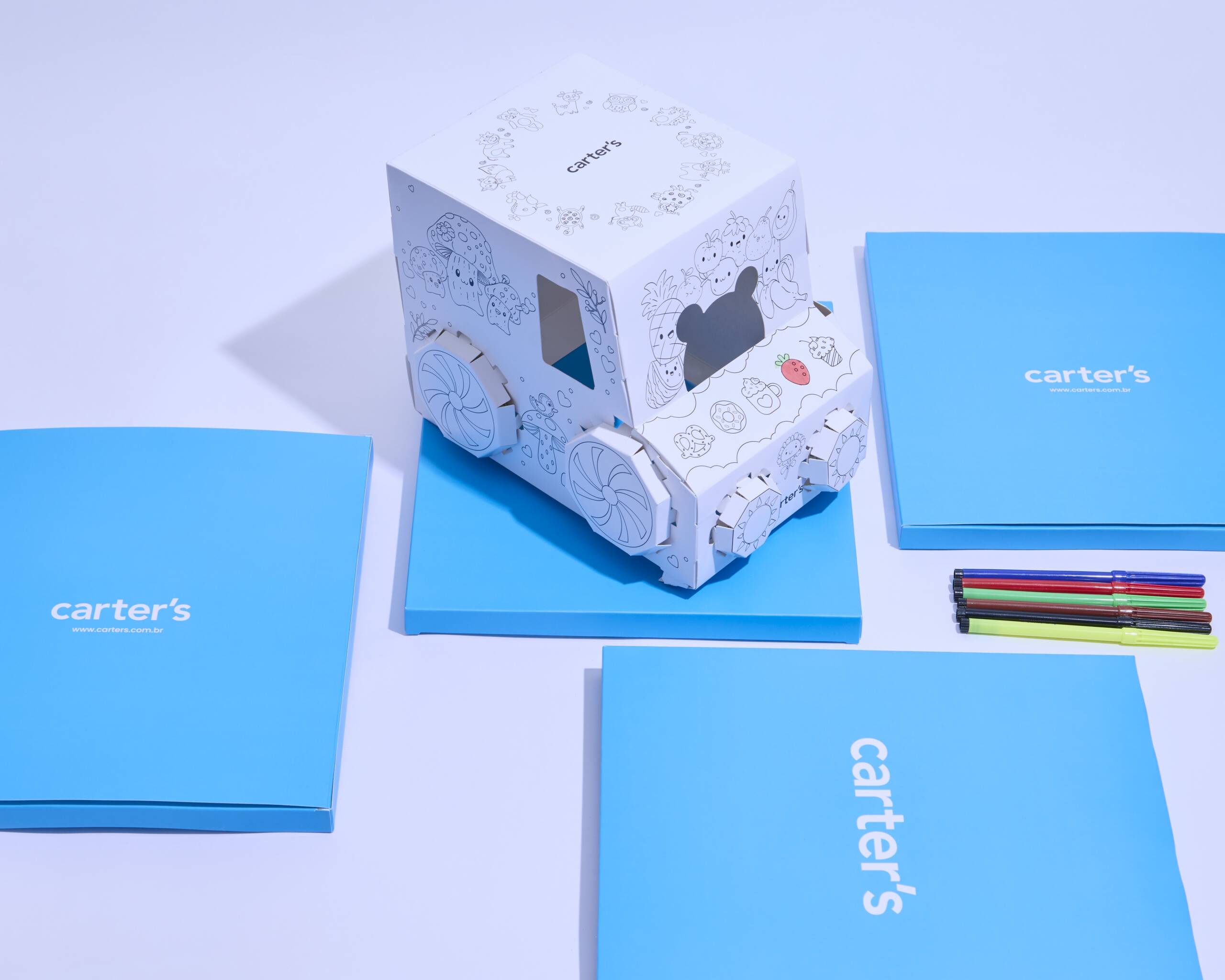 A proposta da ação desenvolvida pela Lukka Brindes era criar algo além do convencional, capaz de gerar conexão emocional com as famílias e reforçar o posicionamento afetivo da Carter’s