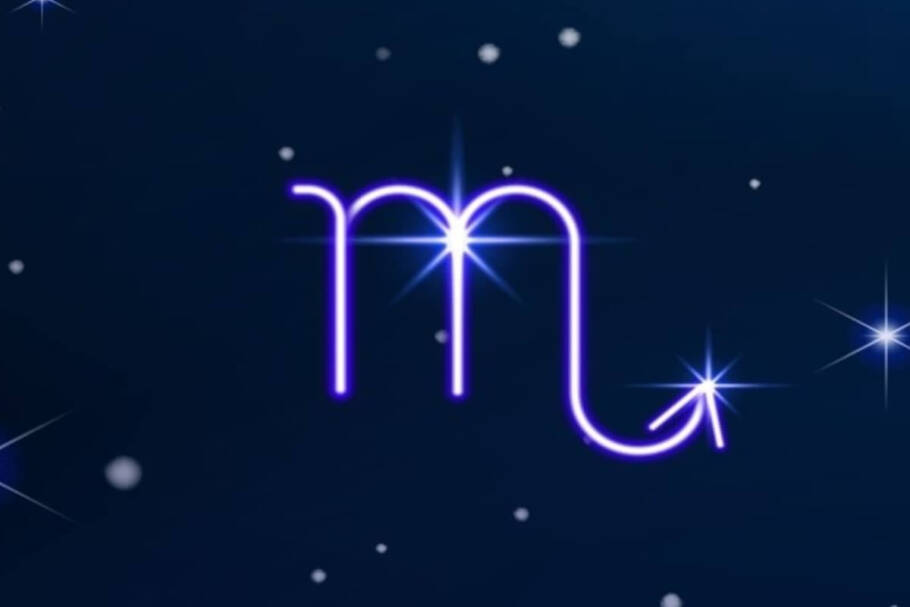 Símbolo do signo de Escorpião em roxo em fundo azul-escuro com pontos de luz simbolizando as estrelas