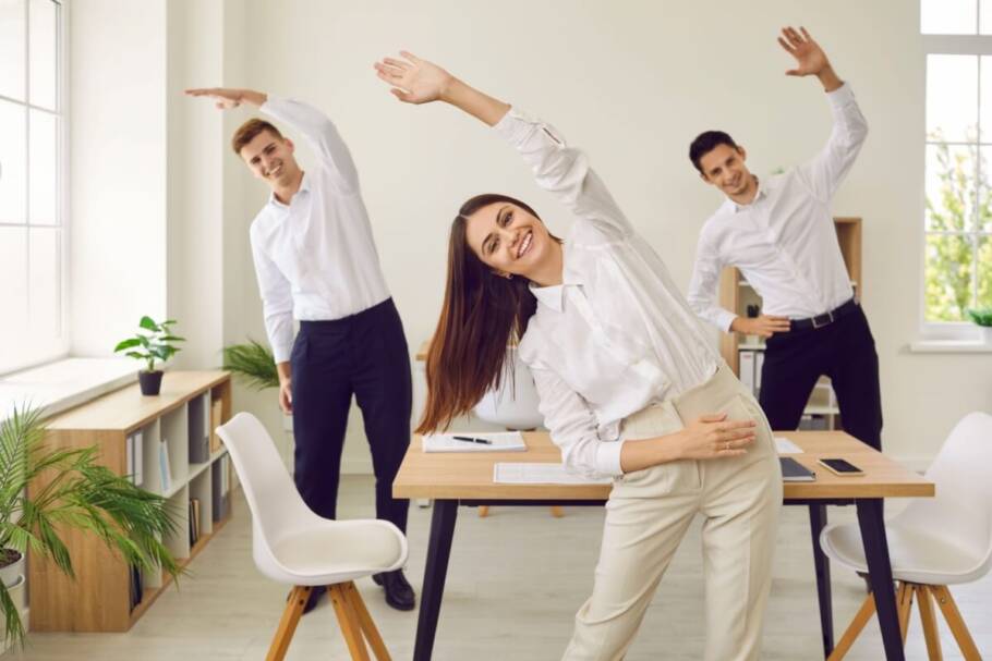 Fazer pausas durante o trabalho para alongar o corpo ajuda a proteger a coluna (Imagem: Studio Romantic | Shutterstock)