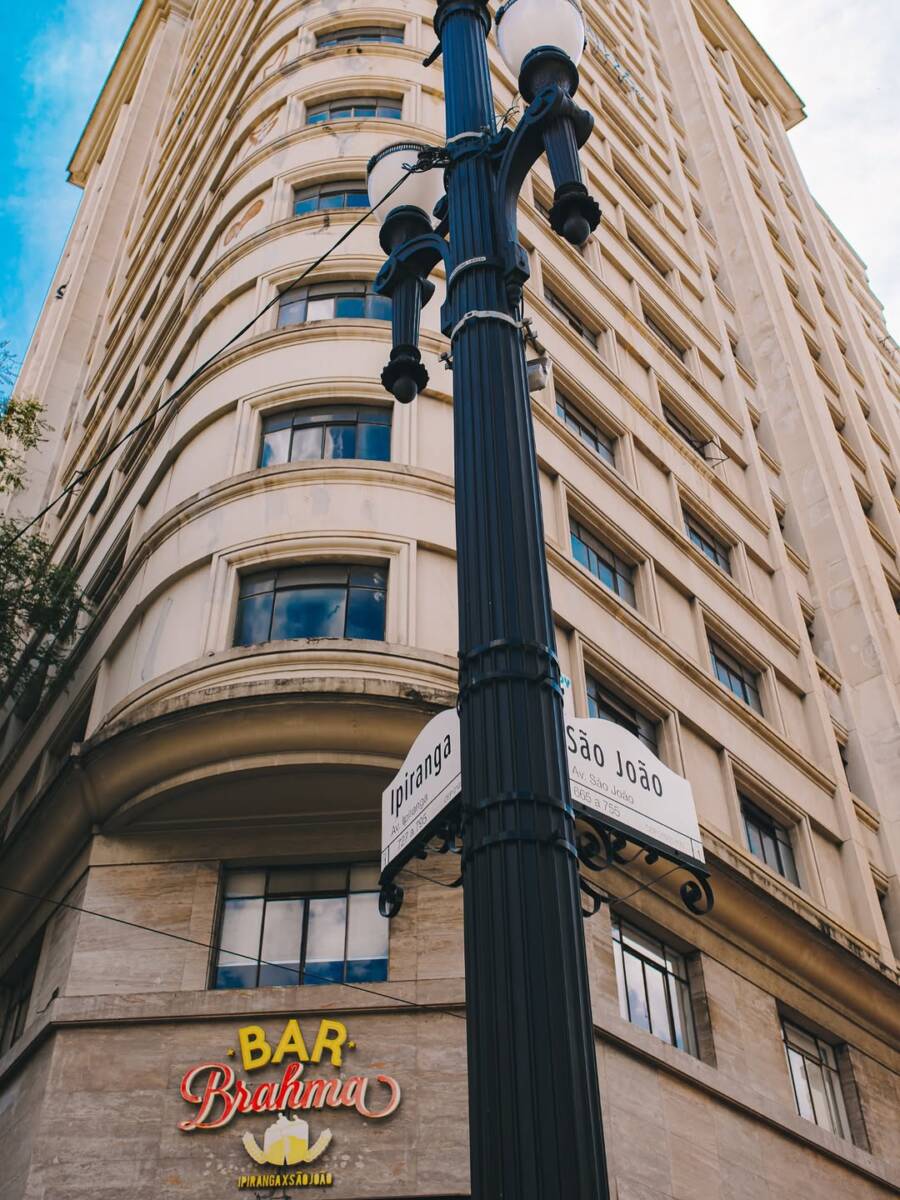 Placa do cruzamento da Avenida São João com a Avenida Ipiranga à frente do Bar Brahma