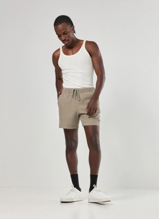 A bermuda em tecido texturizado custa R$96,90 na promoção