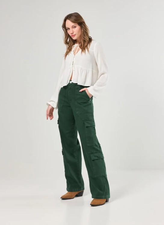 A calça wide leg verde de sarja sai por R$174,90 na promoção