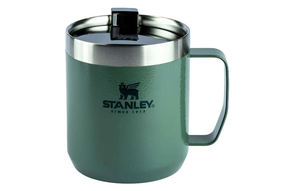 A caneca térmica Stanley na cor verde custa R$164,77 no Mercado Livre
