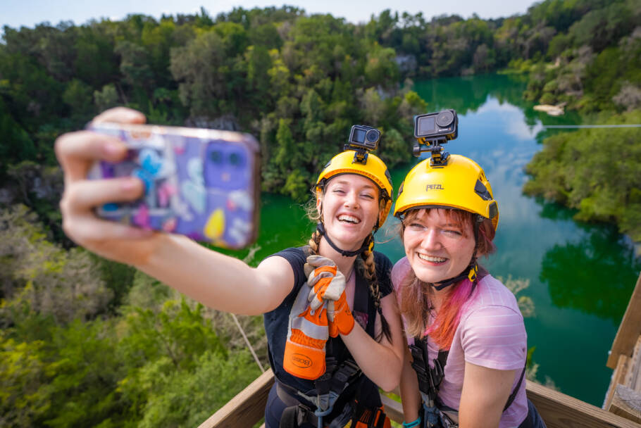 No Canyons Zip Line & Adventure Park é possível voar por um circuito de nove tirolesas