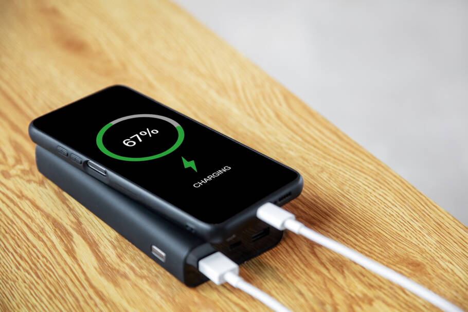 Emirates proíbe uso de carregadores portáteis a bordo