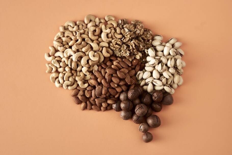 As castanhas participam da produção de neurotransmissores ligados ao bem-estar (Imagem: Geobor | Shutterstock)