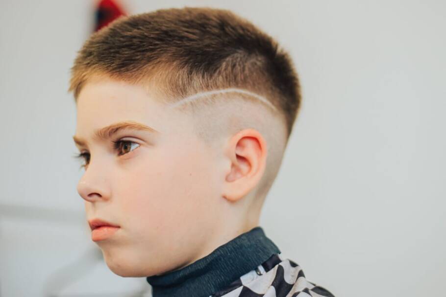 A risca lateral ajuda a definir o penteado (Imagem: Stenko Vlad | Shutterstock)